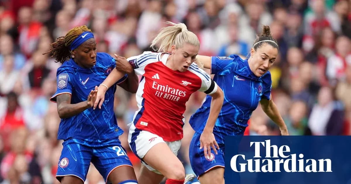 Jugadora de Arsenal rodeada por dos jugadoras de Chelsea Jugadora de Arsenal rodeada por dos jugadoras de Chelsea