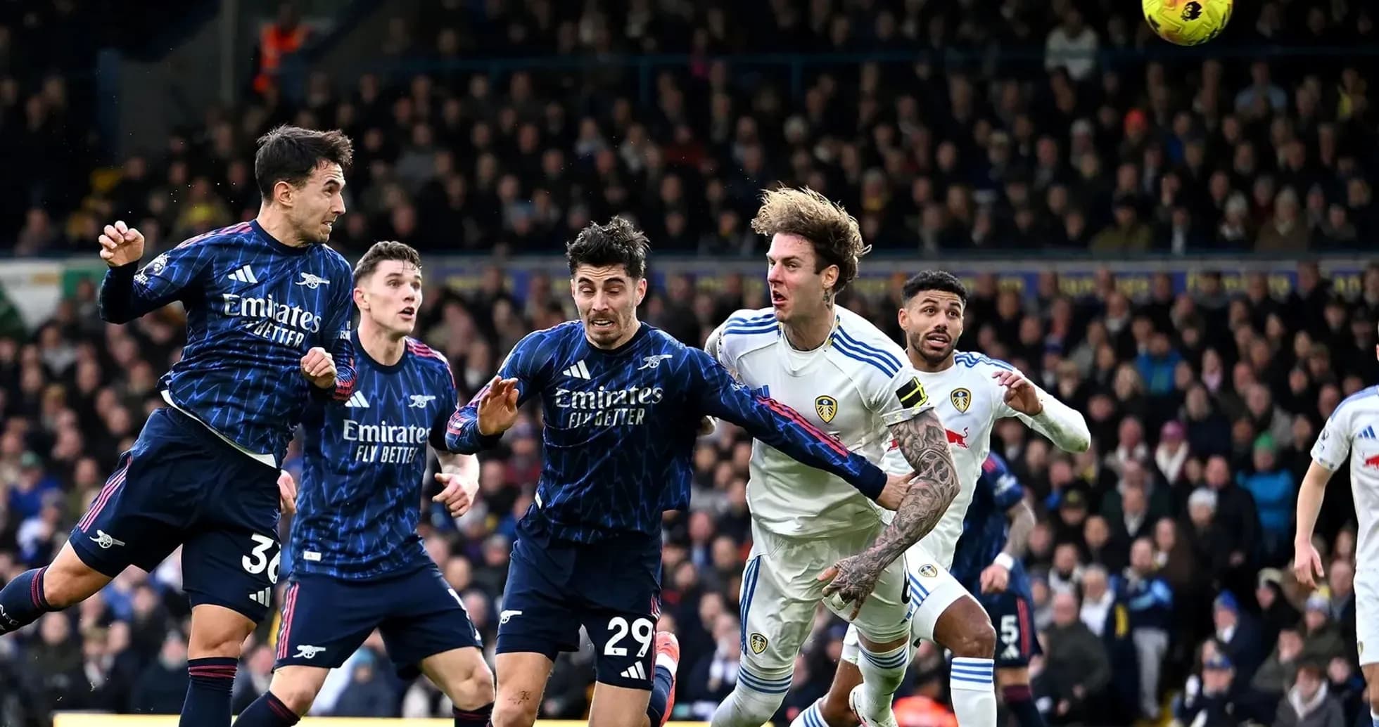 Jugadores de Arsenal y Leeds durante el partido Jugadores de Arsenal y Leeds durante el partido