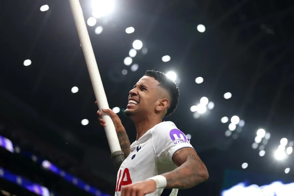 Jugador de Tottenham celebrando con un palo Jugador de Tottenham celebrando con un palo