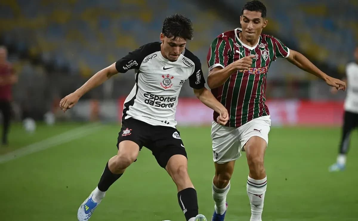Jugadores de Corinthians y Fluminense en acción Jugadores de Corinthians y Fluminense en acción