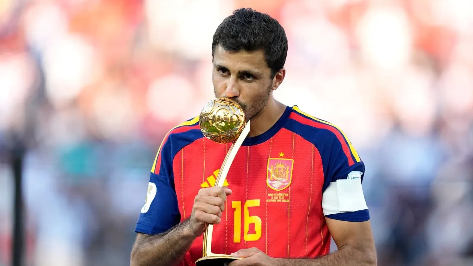Jugador de España besando trofeo tras victoria Jugador de España besando trofeo tras victoria