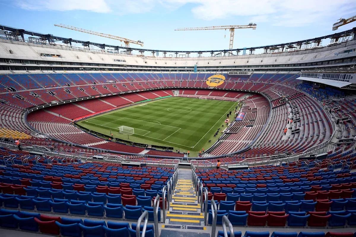 Estadio vacío con césped en preparación para partido Estadio vacío con césped en preparación para partido
