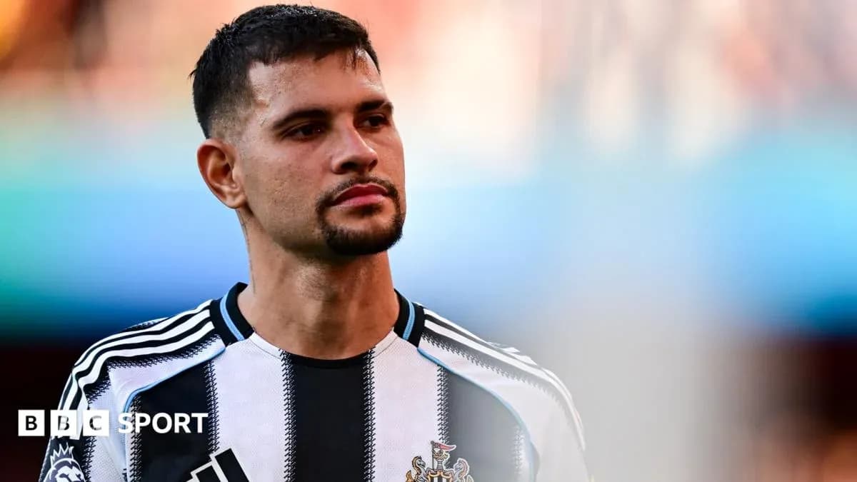 Jugador de Newcastle en el campo durante el partido Jugador de Newcastle en el campo durante el partido