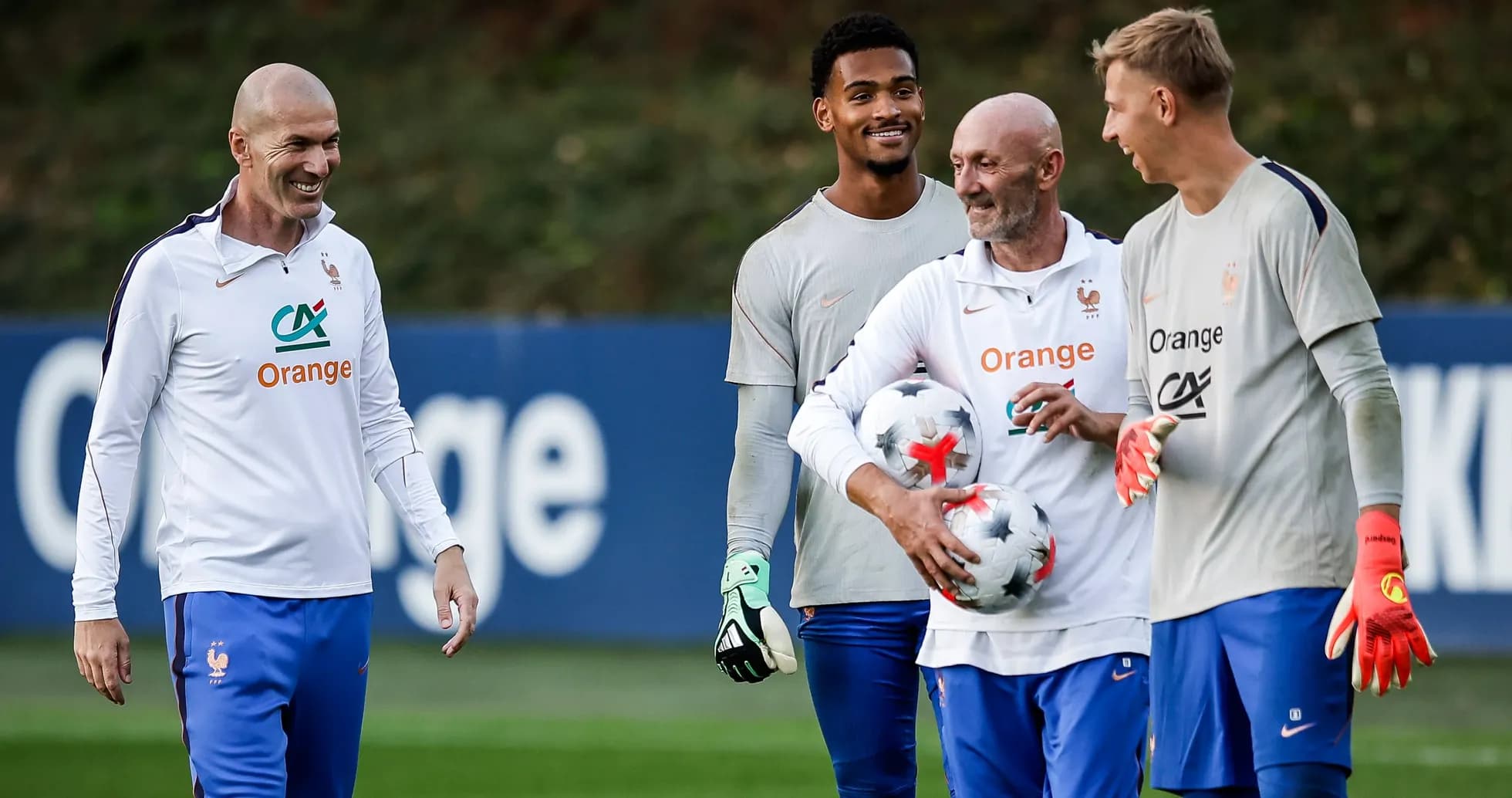 Entrenador y jugadores de Francia en sesión de entrenamiento Entrenador y jugadores de Francia en sesión de entrenamiento
