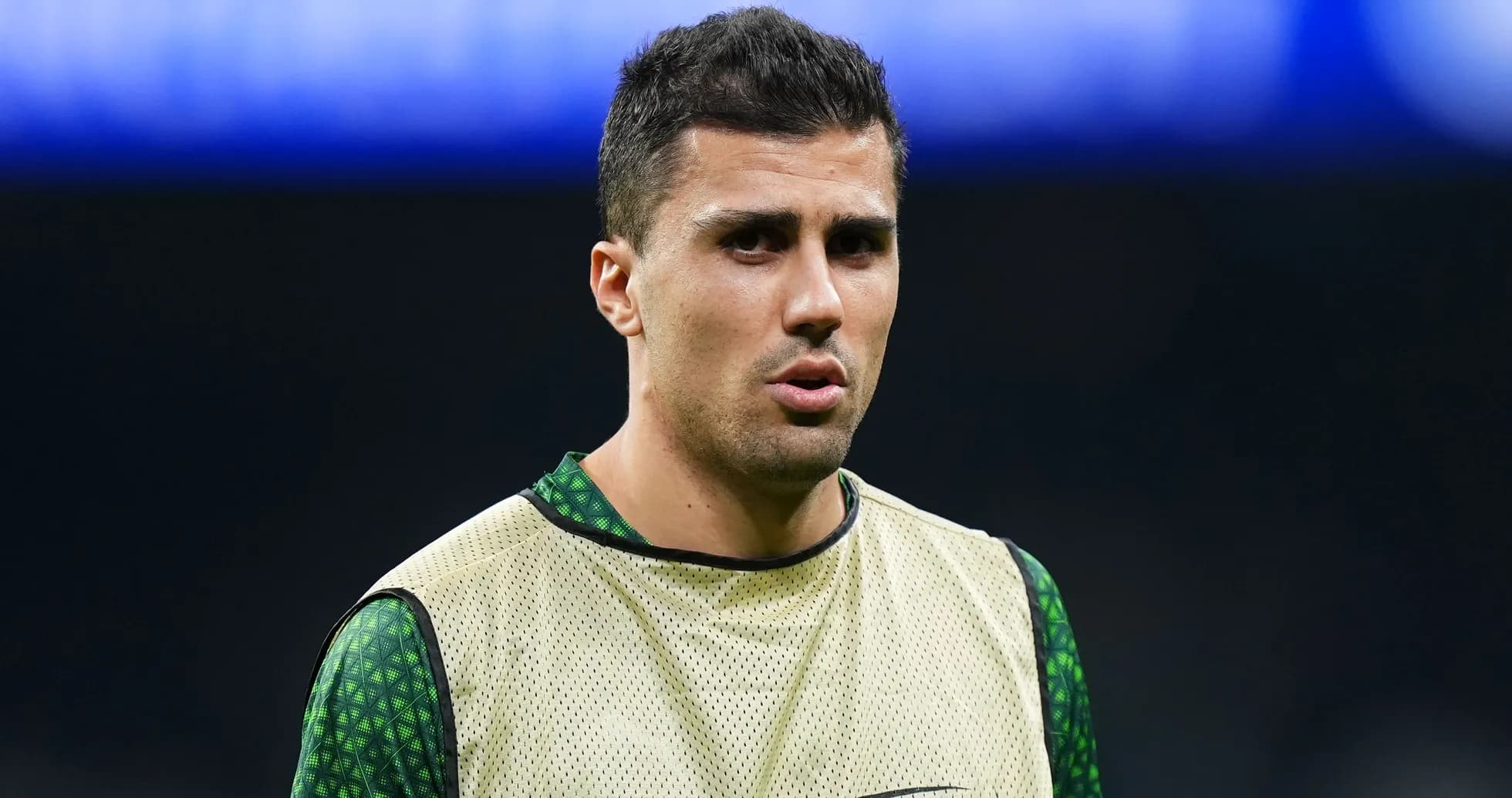 Jugador en calentamiento con camiseta de entrenamiento Jugador en calentamiento con camiseta de entrenamiento