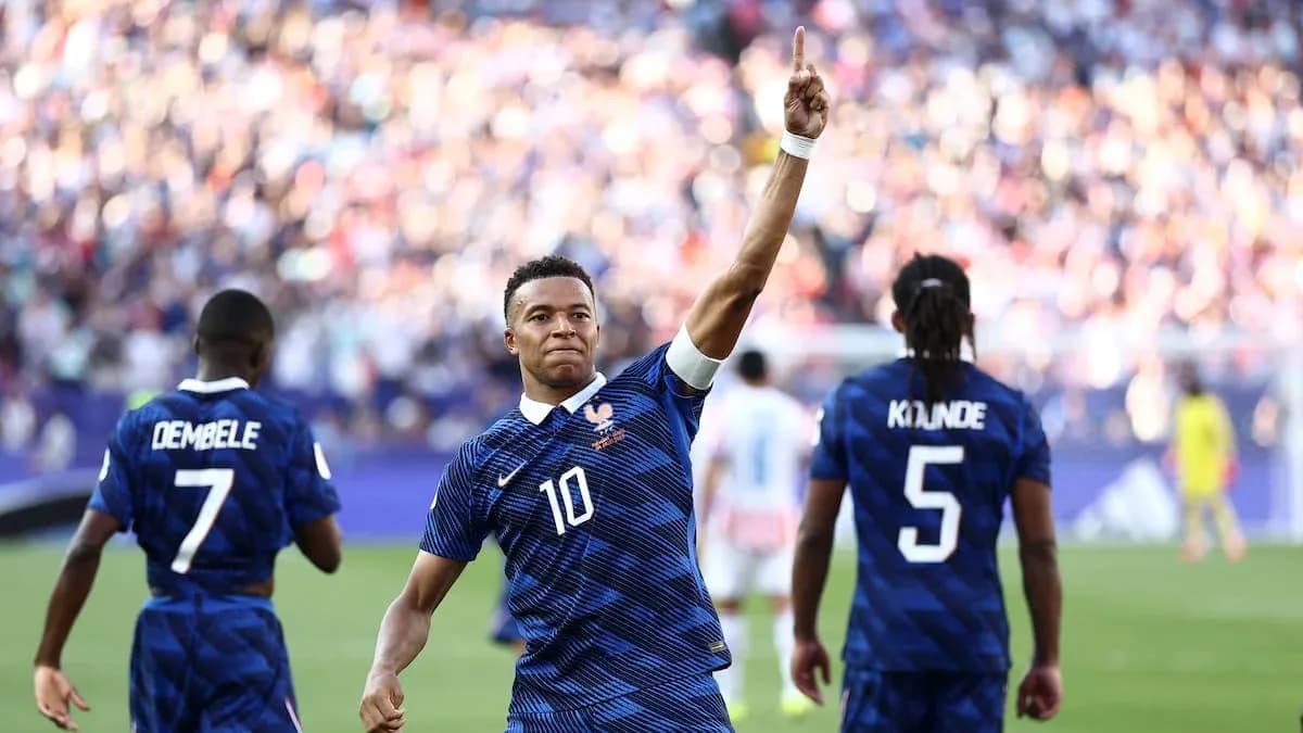 Kylian Mbappé celebra un gol con compañeros de equipo Kylian Mbappé celebra un gol con compañeros de equipo