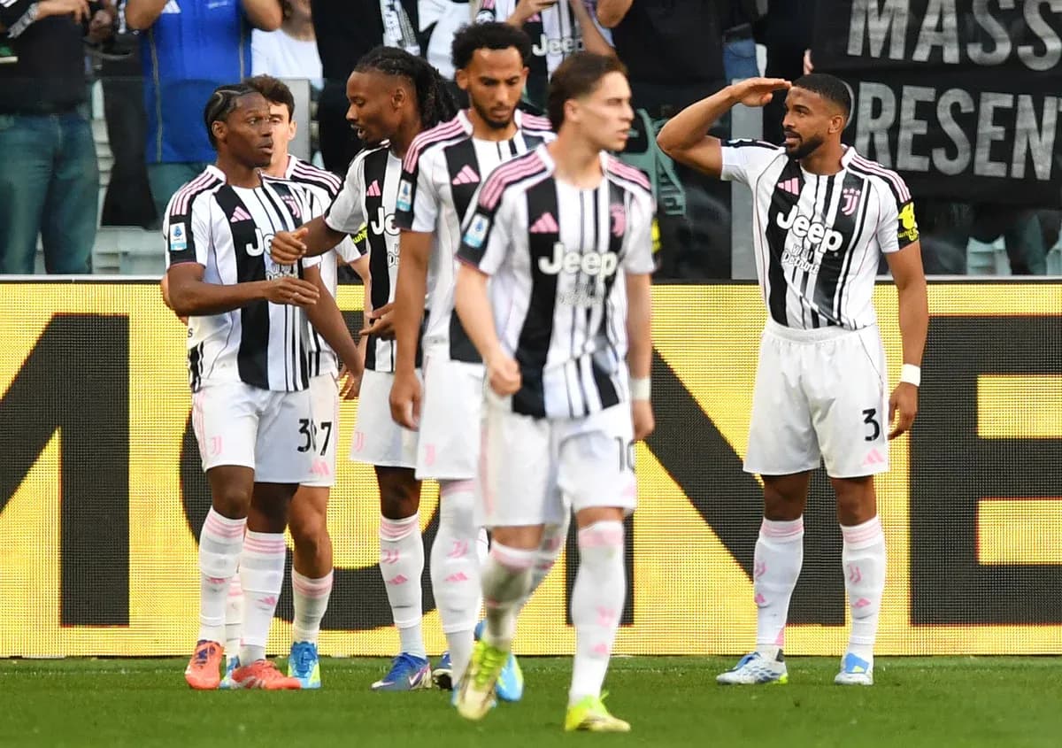 Jugadores de Juventus celebrando un gol Jugadores de Juventus celebrando un gol