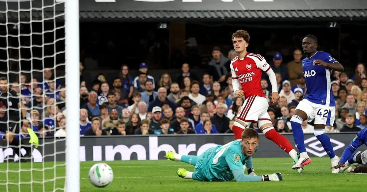 Jugador de Arsenal celebra gol mientras portero cae Jugador de Arsenal celebra gol mientras portero cae