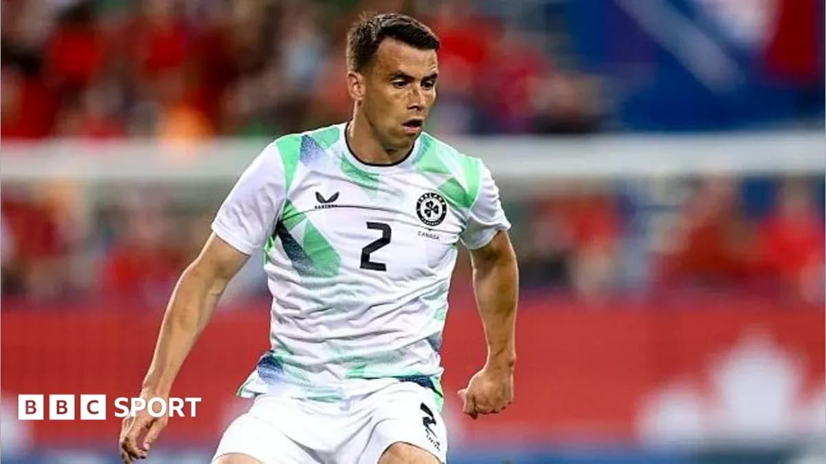 Jugador con camiseta blanca y verde en acción Jugador con camiseta blanca y verde en acción