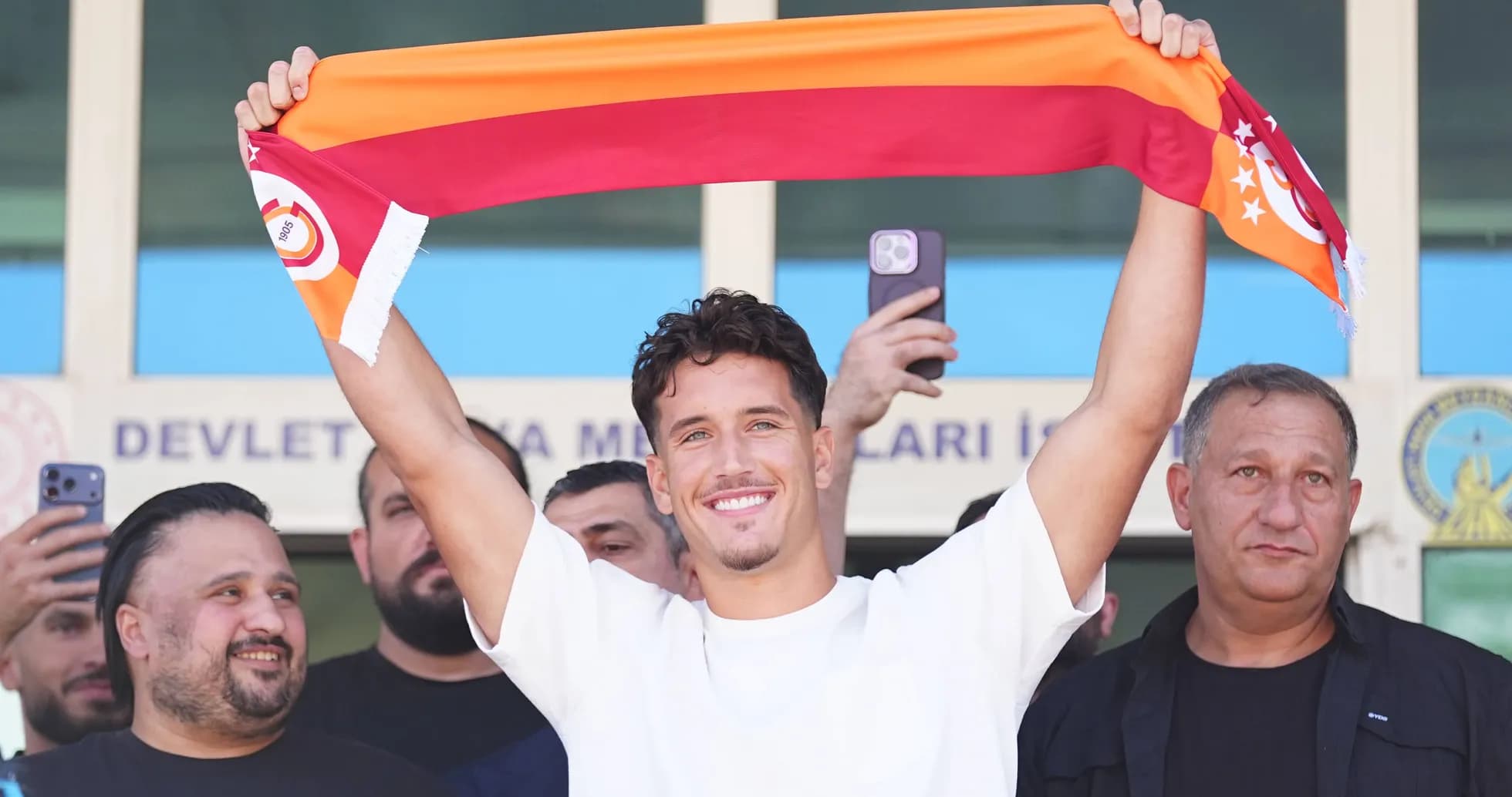 Jugador sostiene una bufanda de Galatasaray en presentación Jugador sostiene una bufanda de Galatasaray en presentación