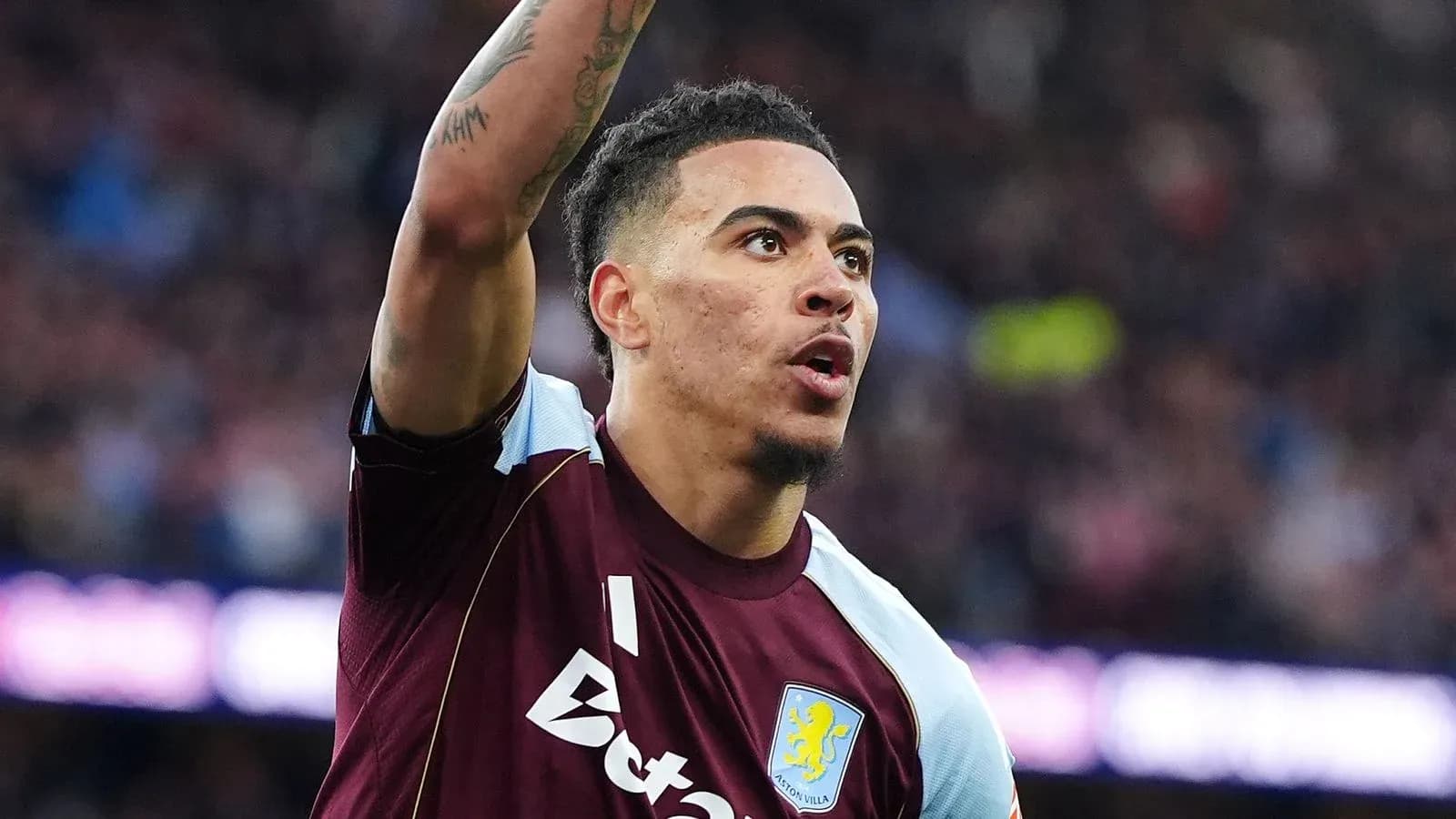 Jugador de Aston Villa celebrando un gol Jugador de Aston Villa celebrando un gol
