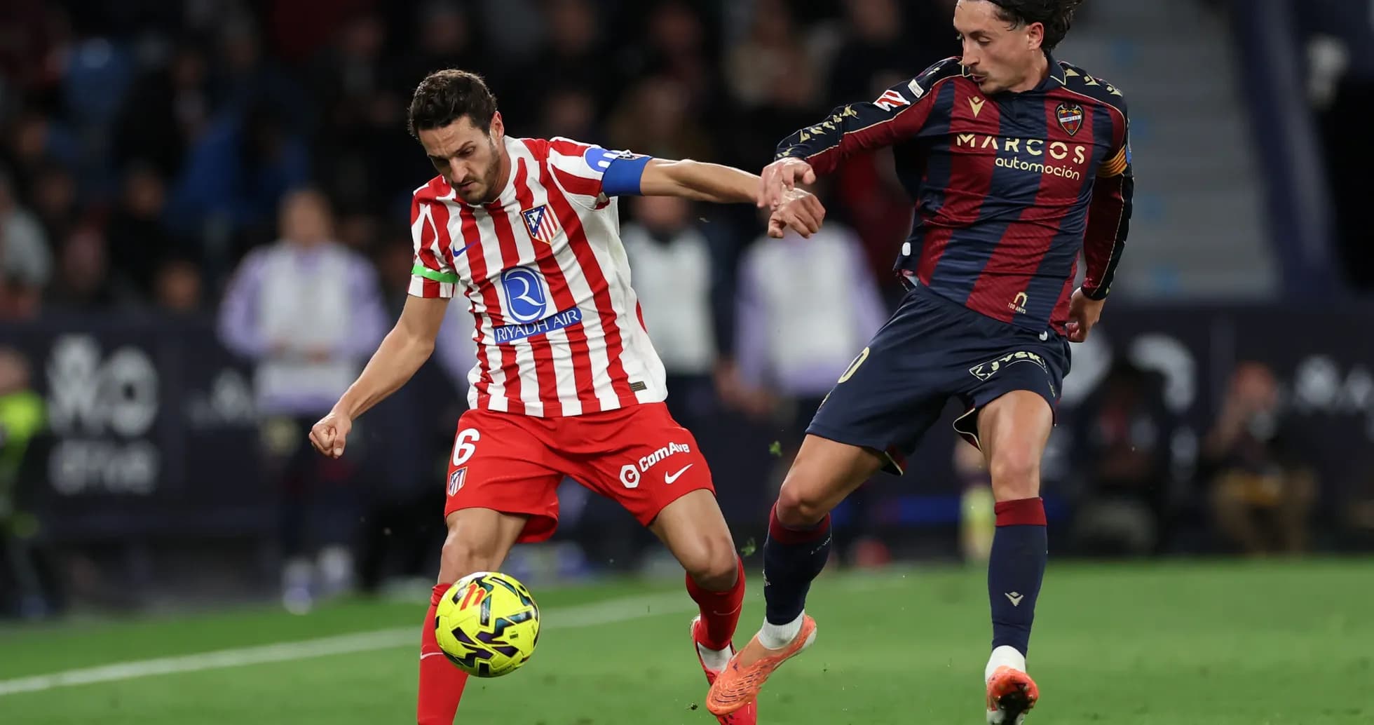 Jugadores de Levante y Atlético luchando por el balón Jugadores de Levante y Atlético luchando por el balón