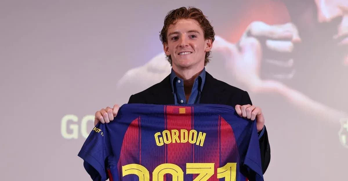 Jugador presentando camiseta del FC Barcelona en evento Jugador presentando camiseta del FC Barcelona en evento