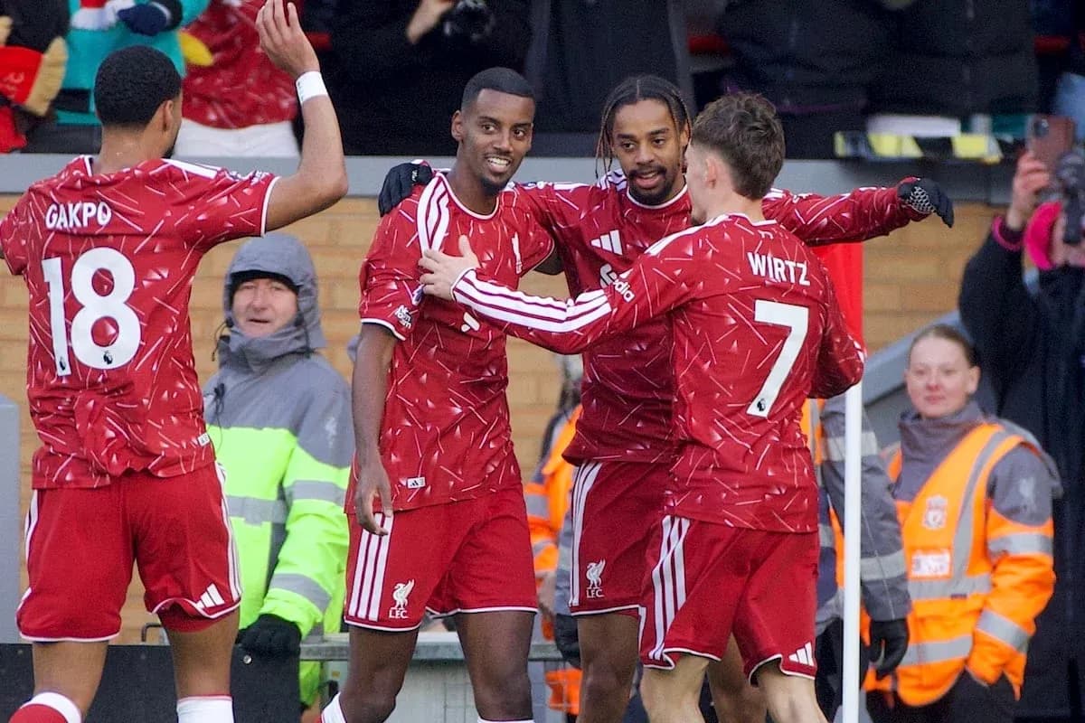 Jugadores de Liverpool celebrando un gol Jugadores de Liverpool celebrando un gol