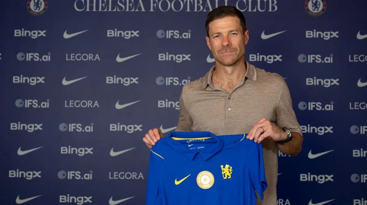 Nuevo entrenador presentando camiseta del Chelsea Nuevo entrenador presentando camiseta del Chelsea