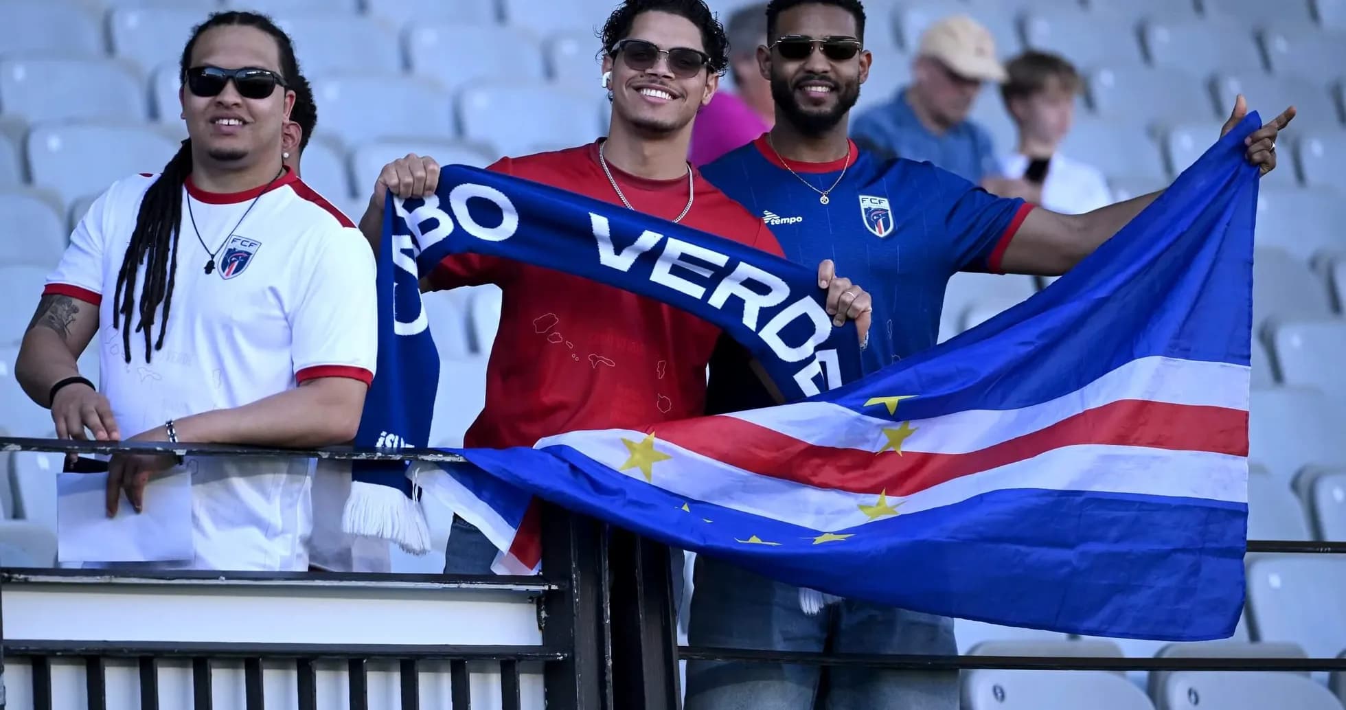 Aficionados de Cabo Verde con banderas Aficionados de Cabo Verde con banderas