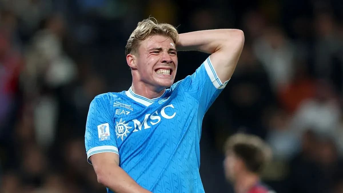 Jugador de Lazio con camiseta azul mostrando frustración Jugador de Lazio con camiseta azul mostrando frustración