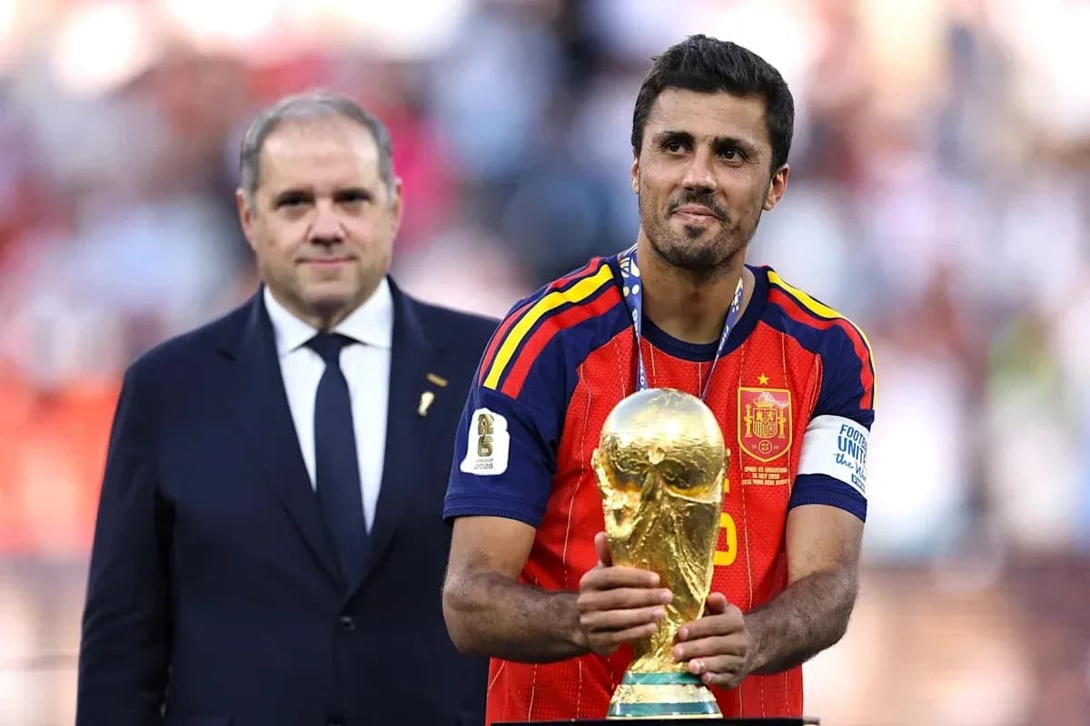 Jugador sosteniendo trofeo de la Copa del Mundo Jugador sosteniendo trofeo de la Copa del Mundo
