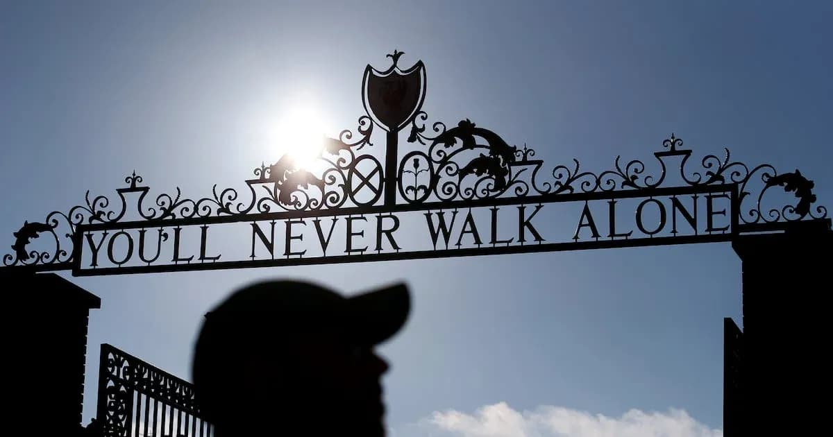 Reja con el lema 'YOU'LL NEVER WALK ALONE' iluminada por el sol Reja con el lema 'YOU'LL NEVER WALK ALONE' iluminada por el sol