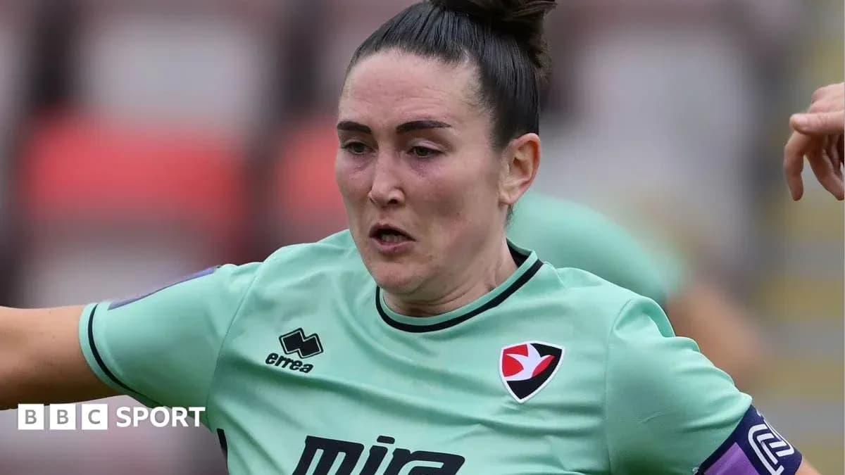 Jugadora de fútbol con uniforme verde en acción Jugadora de fútbol con uniforme verde en acción
