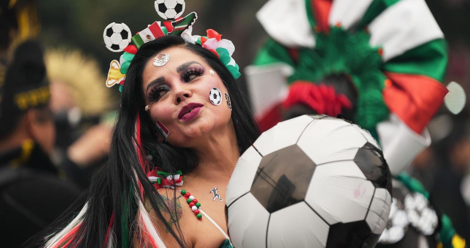 Fan mexicana con balón en celebración Fan mexicana con balón en celebración