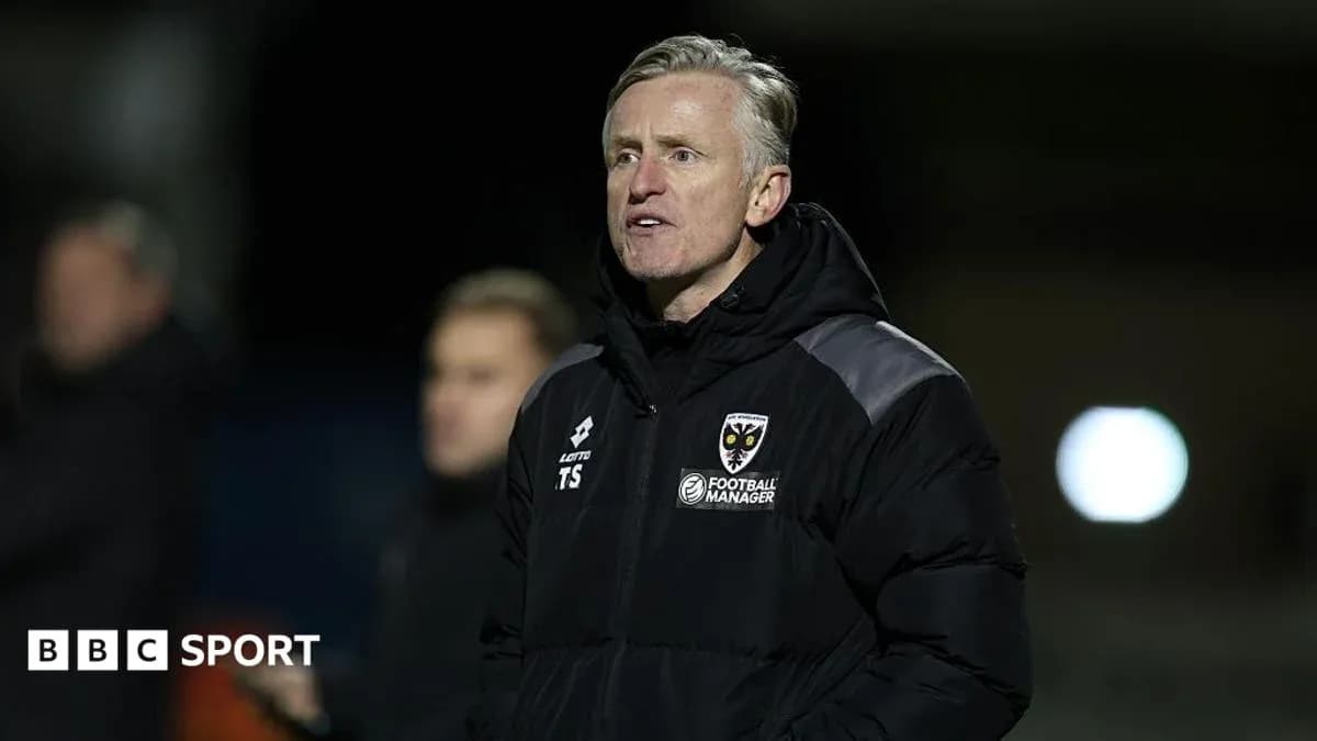 Entrenador de AFC Wimbledon en la línea de banda Entrenador de AFC Wimbledon en la línea de banda