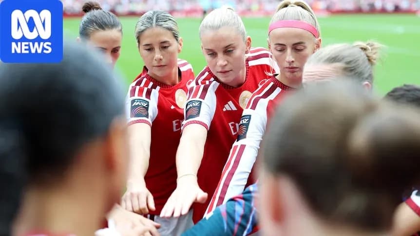 Jugadoras de equipo uniendo manos antes del partido Jugadoras de equipo uniendo manos antes del partido