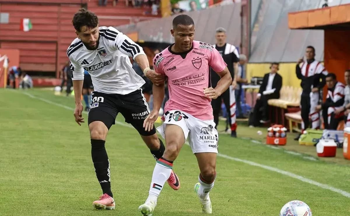 Jugadores de Colo Colo y Universidad de Concepción compitiendo Jugadores de Colo Colo y Universidad de Concepción compitiendo