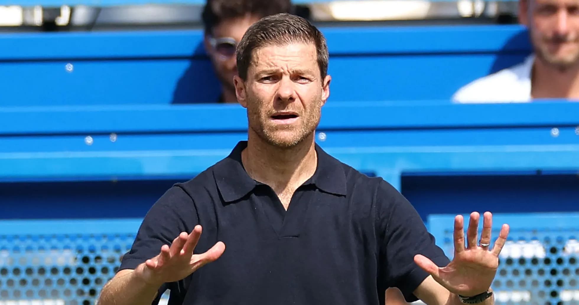 Entrenador gesticulando durante un partido de fútbol Entrenador gesticulando durante un partido de fútbol
