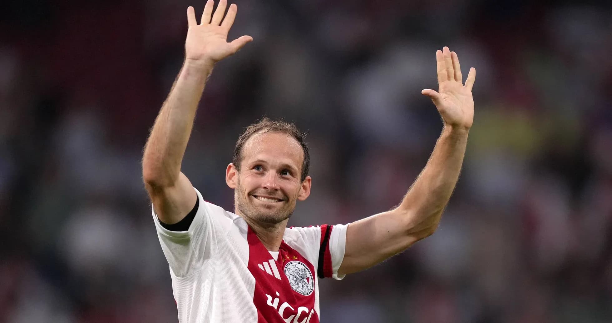 Jugador de Ajax saludando al público en el estadio Jugador de Ajax saludando al público en el estadio