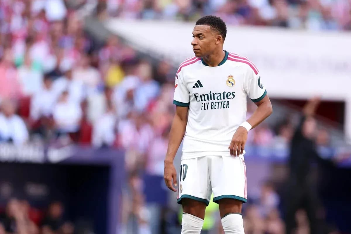 Jugador de Real Madrid en el campo durante partido Jugador de Real Madrid en el campo durante partido