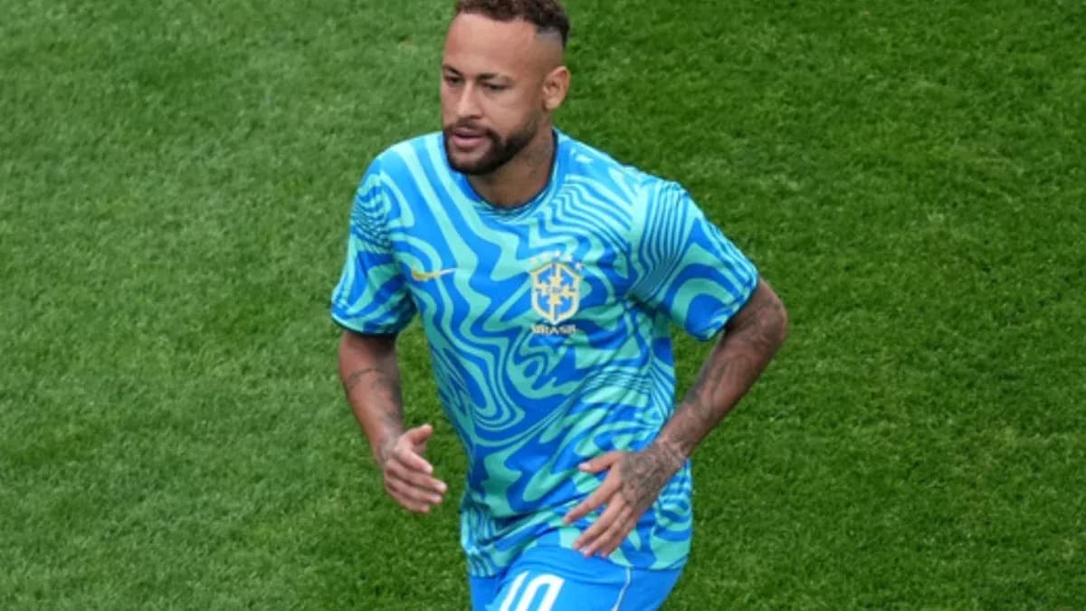 Jugador de Brasil corriendo en uniforme azul Jugador de Brasil corriendo en uniforme azul