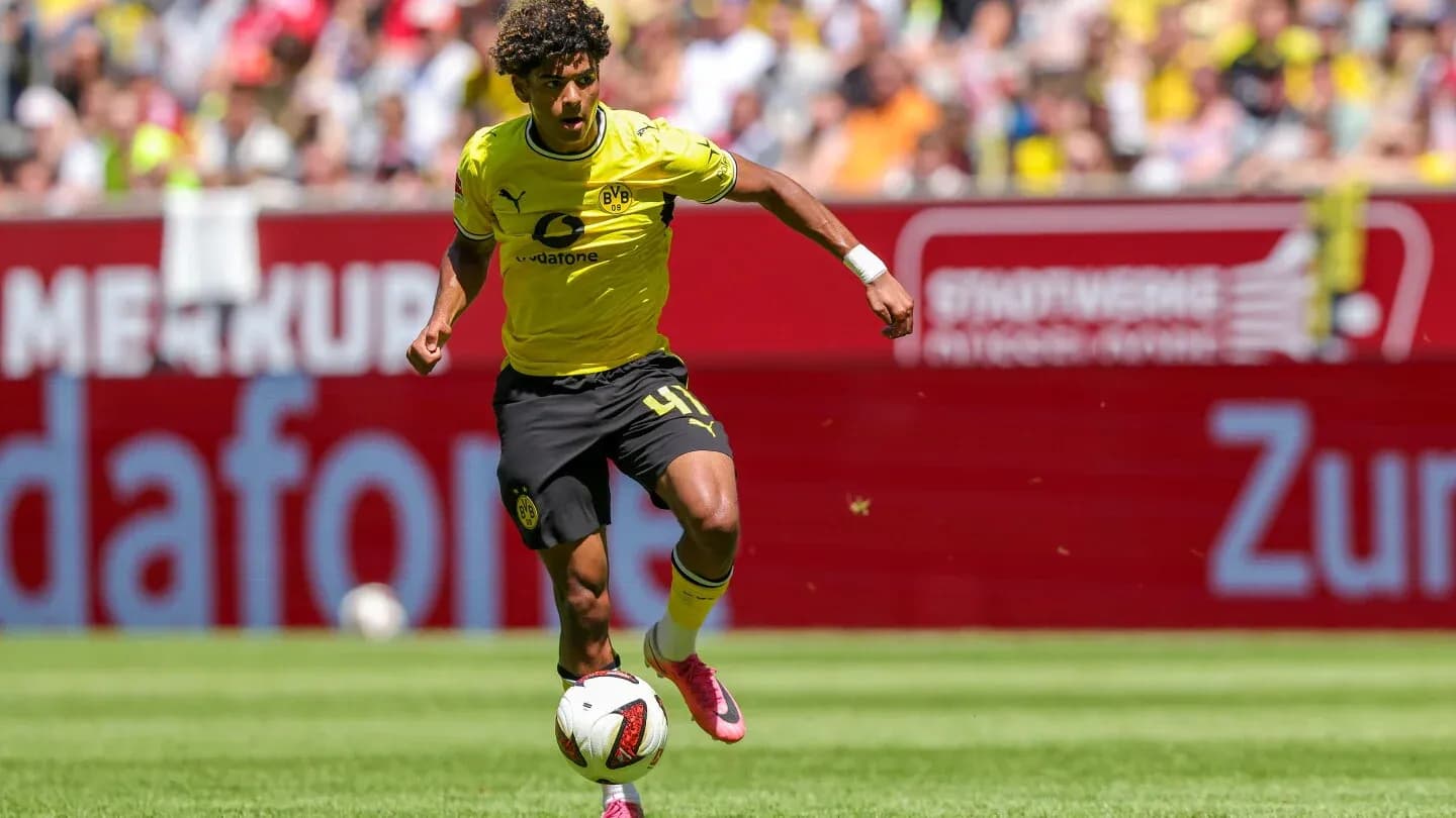 Jugador de Borussia Dortmund avanzando con el balón Jugador de Borussia Dortmund avanzando con el balón