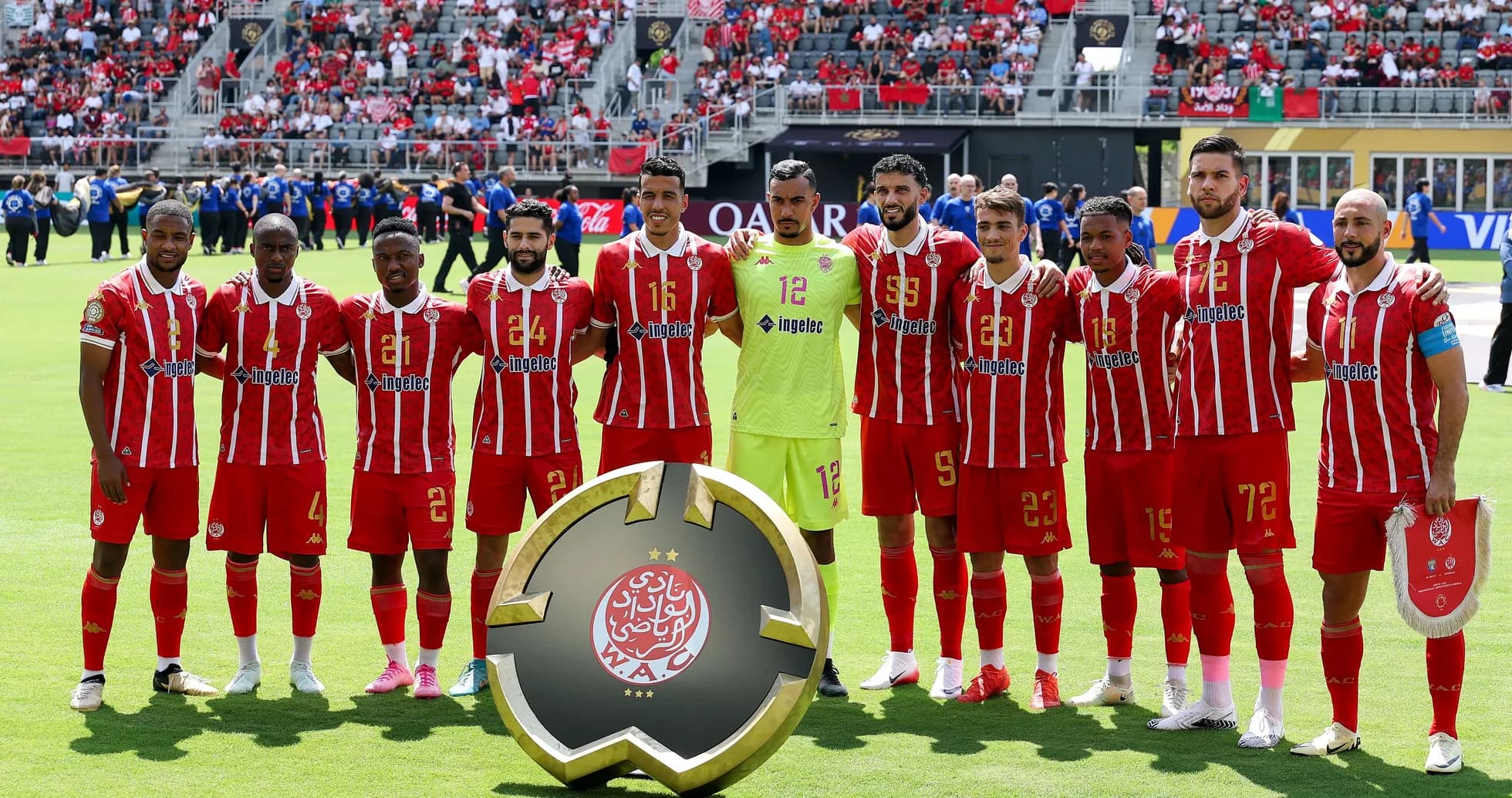 Equipo del Wydad Casablanca posando con trofeo Equipo del Wydad Casablanca posando con trofeo