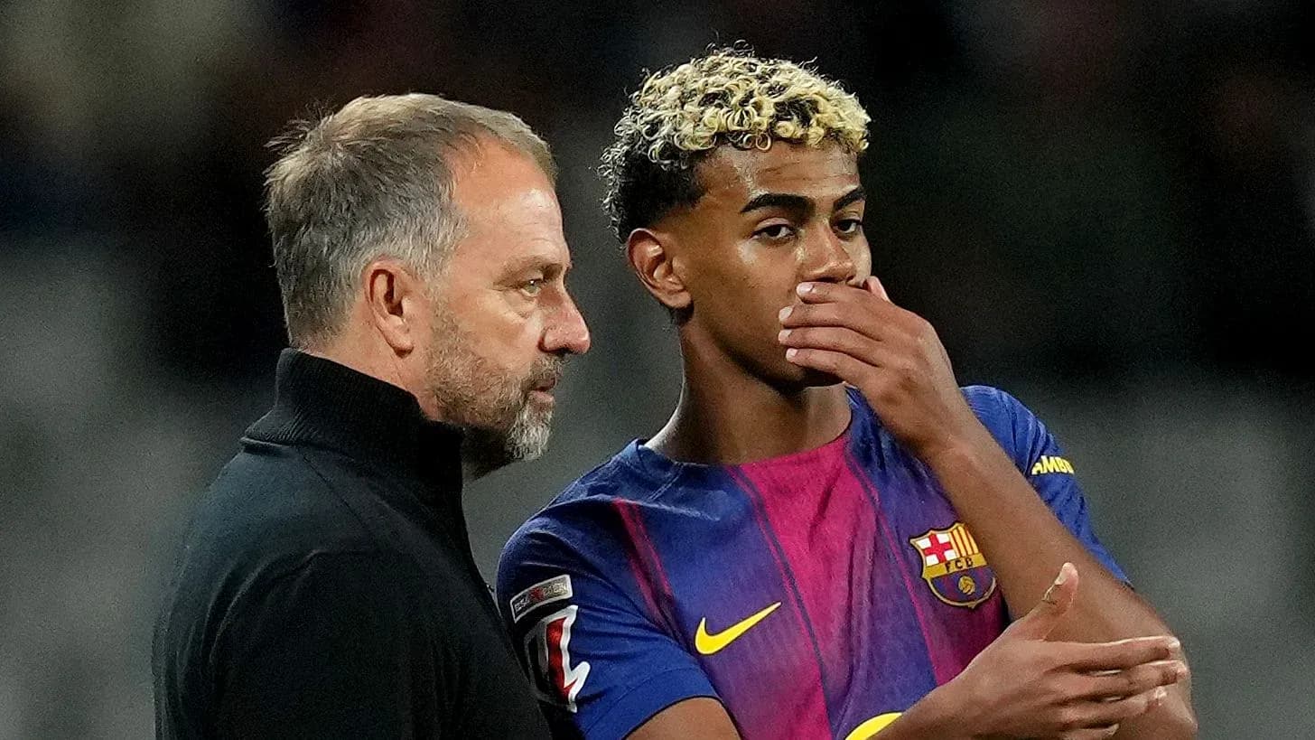 Entrenador hablando con jugador de Barcelona en partido Entrenador hablando con jugador de Barcelona en partido