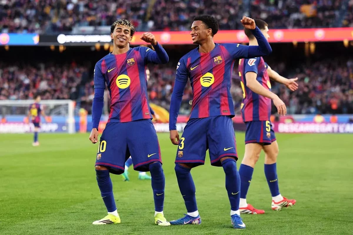 Jugadores del Barcelona celebrando en el campo Jugadores del Barcelona celebrando en el campo