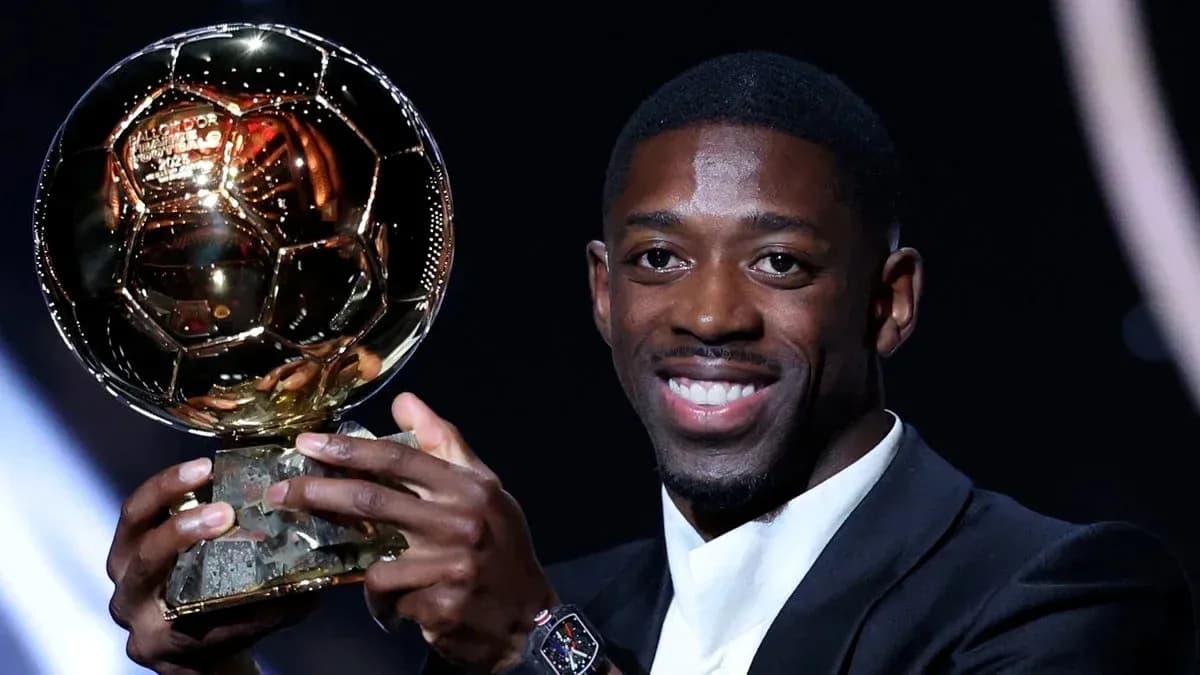 Jugador sosteniendo el Balón de Oro con una sonrisa Jugador sosteniendo el Balón de Oro con una sonrisa