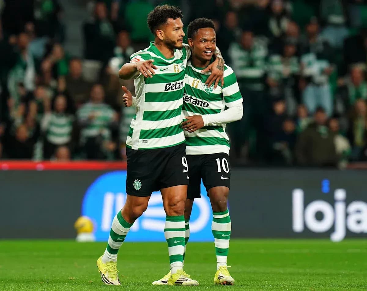 Jugadores de Sporting celebrando un gol en el estadio Jugadores de Sporting celebrando un gol en el estadio