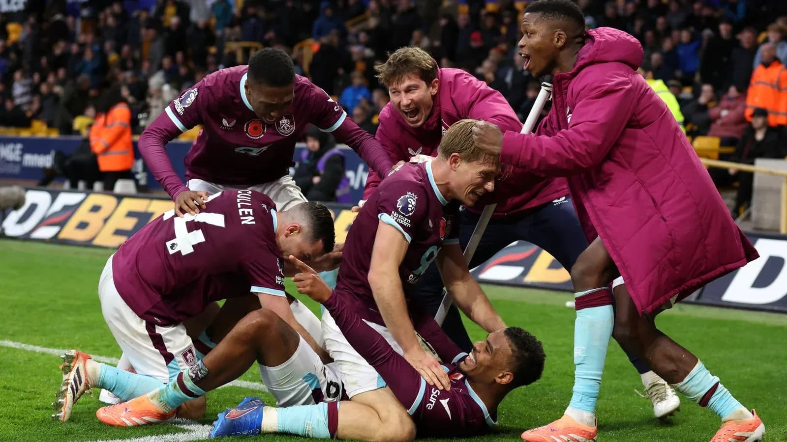 Celebración de jugadores de Burnley tras un gol Celebración de jugadores de Burnley tras un gol