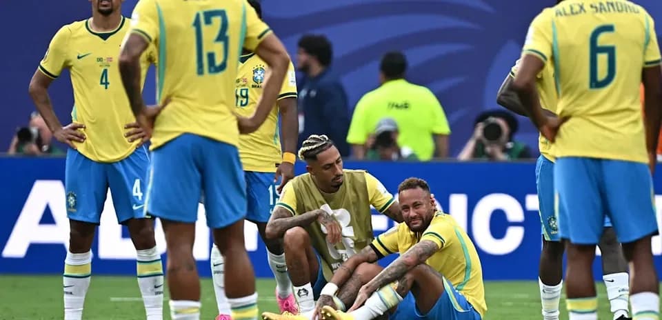 Jugadores de Brasil preocupados por Neymar en el campo Jugadores de Brasil preocupados por Neymar en el campo