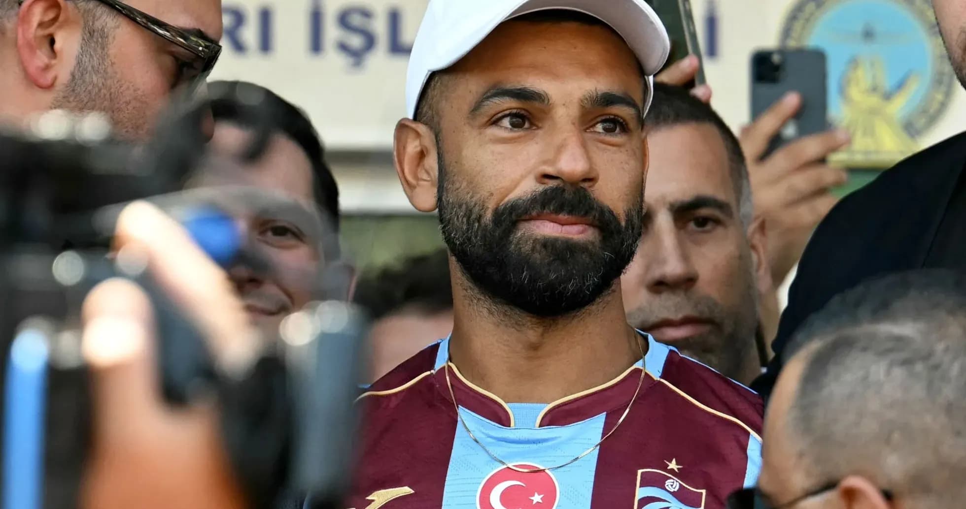 Jugador con camiseta de Trabzonspor en evento público Jugador con camiseta de Trabzonspor en evento público