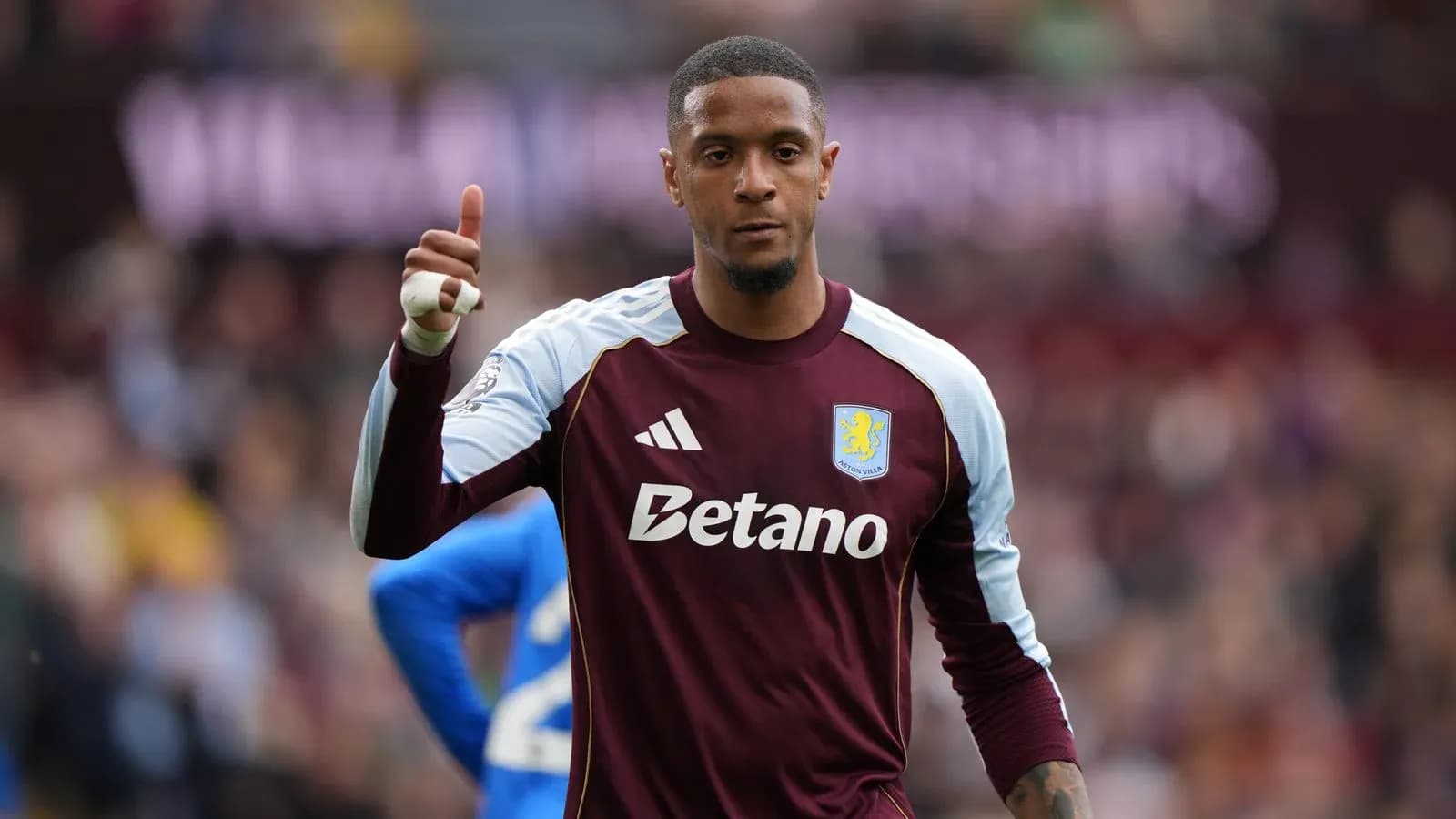 Portero de Aston Villa levantando el pulgar Portero de Aston Villa levantando el pulgar