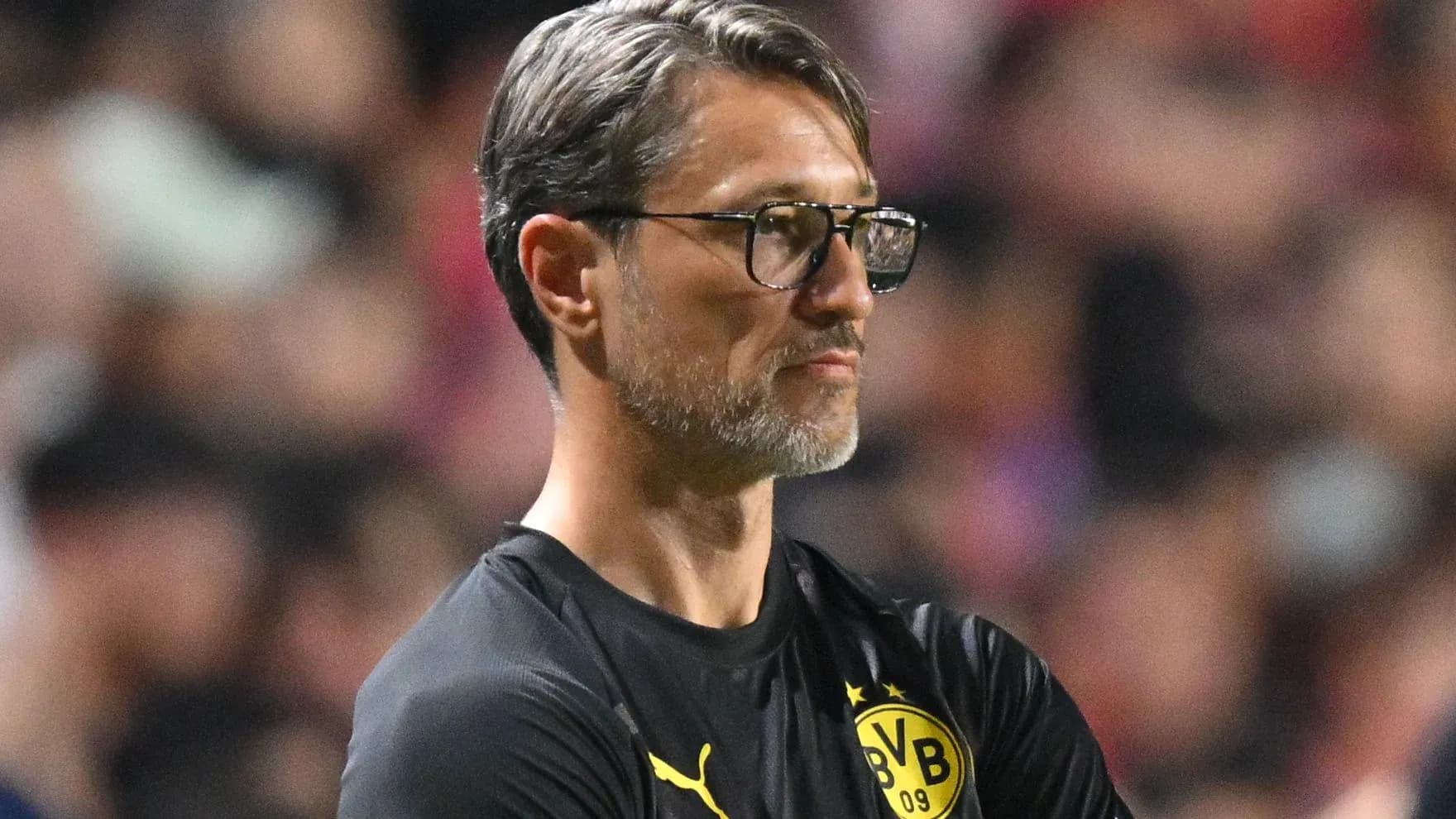 Entrenador observando el partido desde la línea lateral Entrenador observando el partido desde la línea lateral