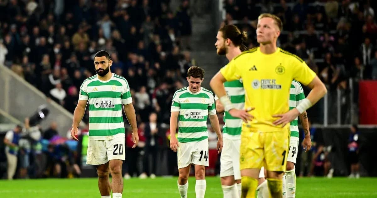 Jugadores de Celtic caminando cabizbajos tras partido Jugadores de Celtic caminando cabizbajos tras partido