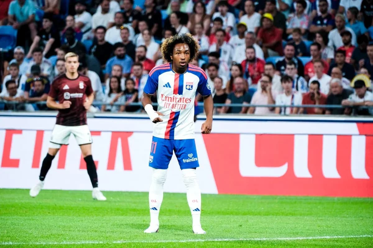 Jugador de Olympique de Lyon en acción durante partido Jugador de Olympique de Lyon en acción durante partido