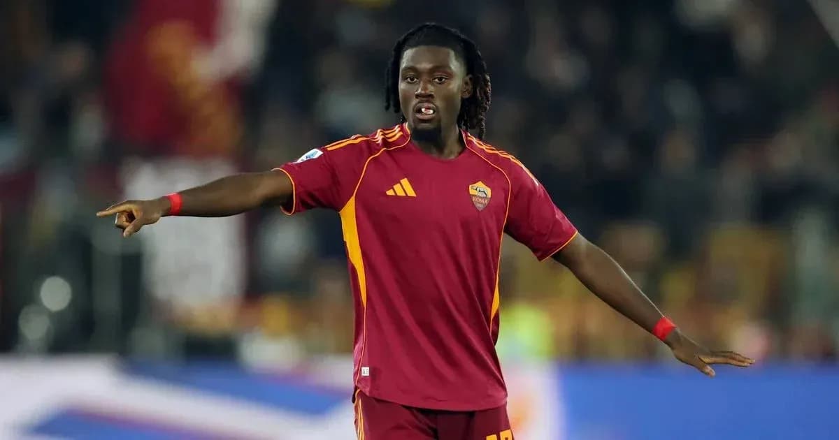 Jugador de la Roma señalando durante un partido Jugador de la Roma señalando durante un partido