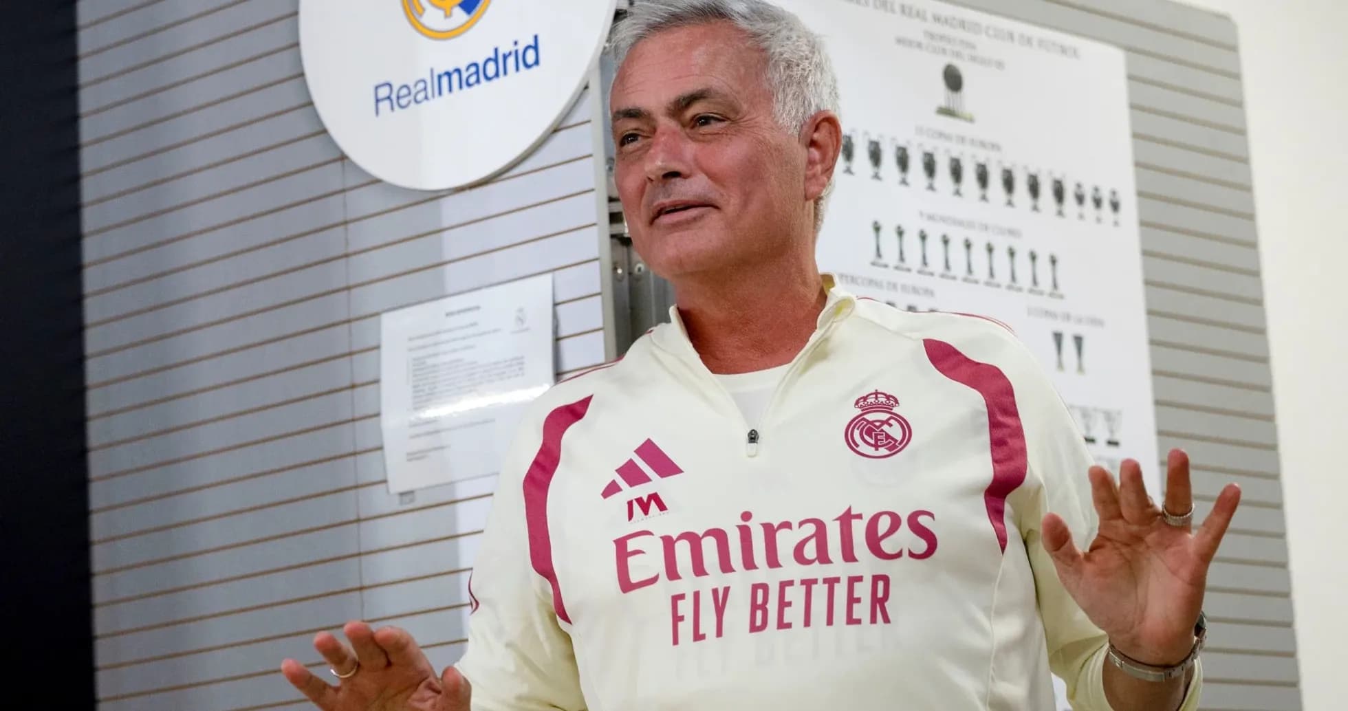 Entrenador hablando en la instalación del Real Madrid Entrenador hablando en la instalación del Real Madrid