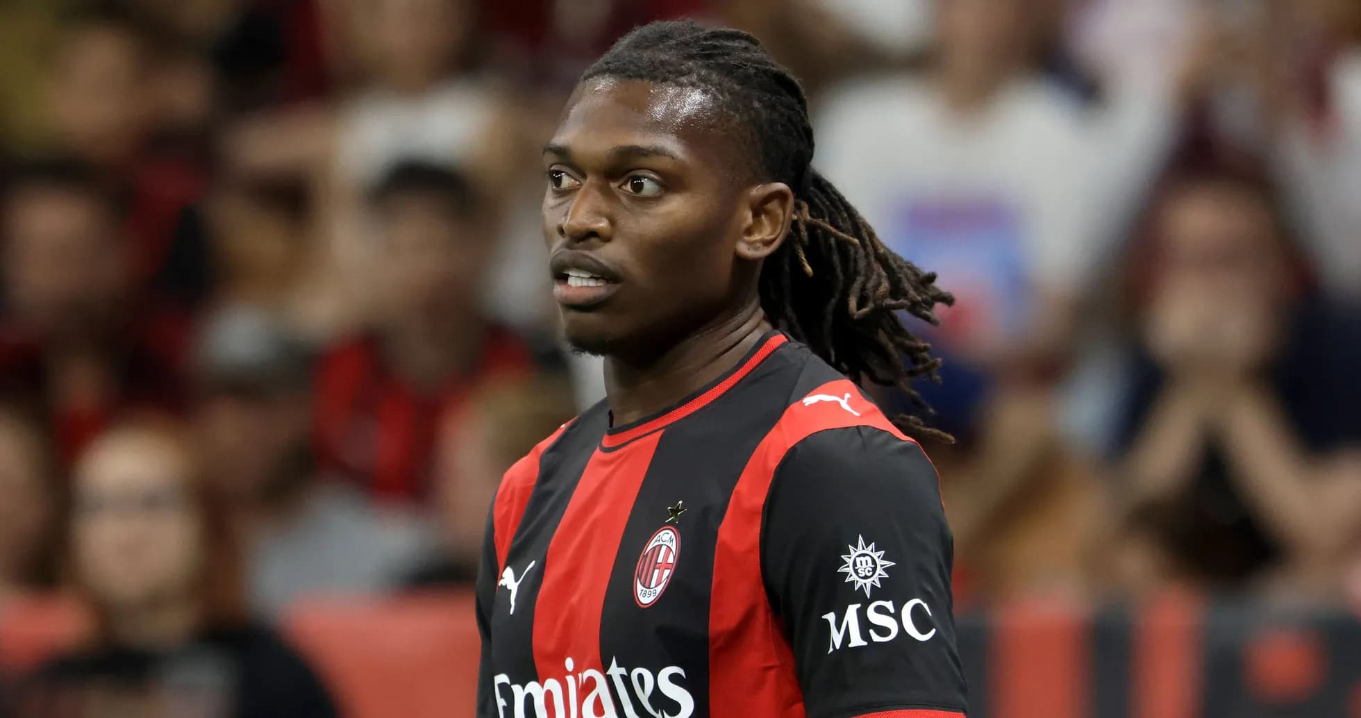 Jugador de AC Milan en partido en acción Jugador de AC Milan en partido en acción