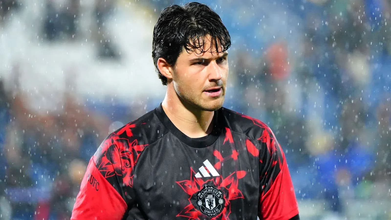 Portero de Manchester United en condiciones de lluvia Portero de Manchester United en condiciones de lluvia