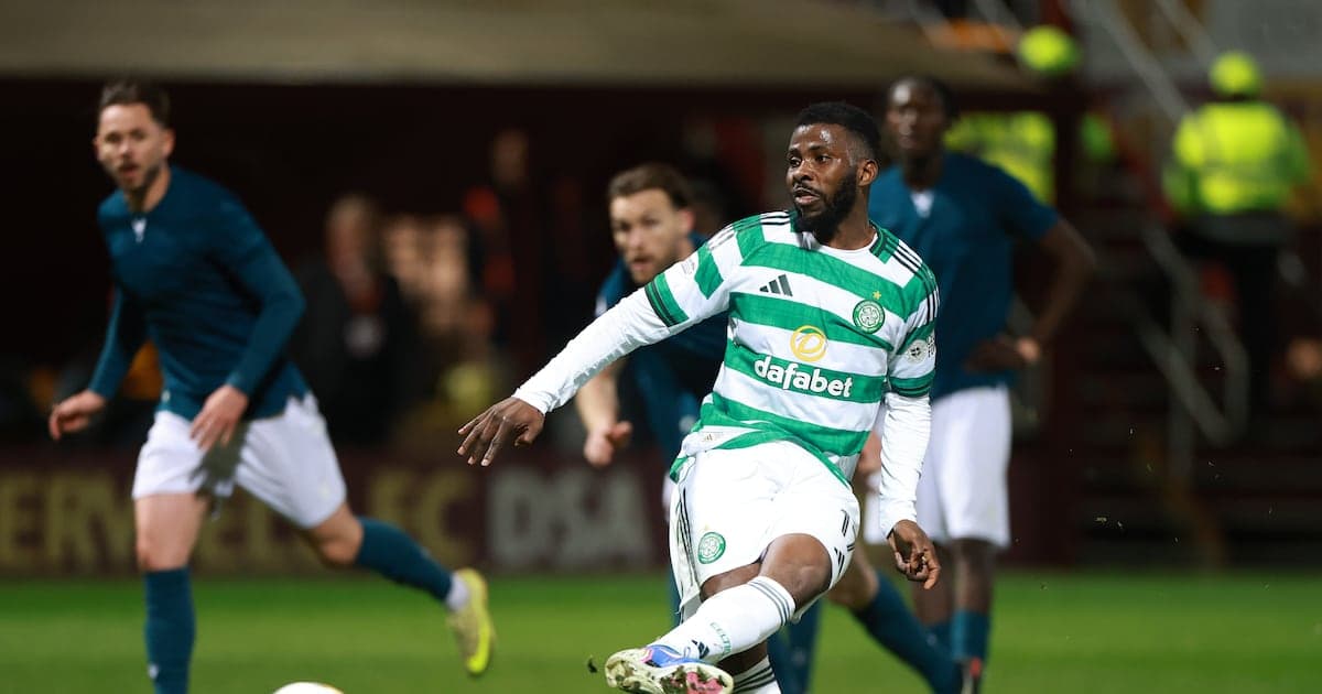 Jugador de Celtic corriendo tras el balón en partido Jugador de Celtic corriendo tras el balón en partido